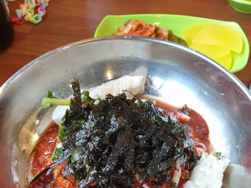 김이 모락모락 나는 열무국수의 클로즈업 샷