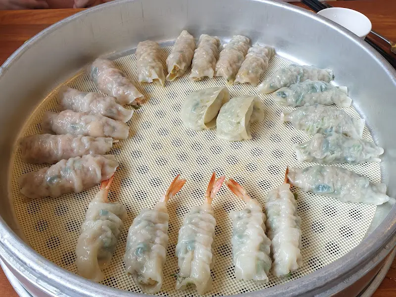 만두 찜기 내부의 다양한 만두들