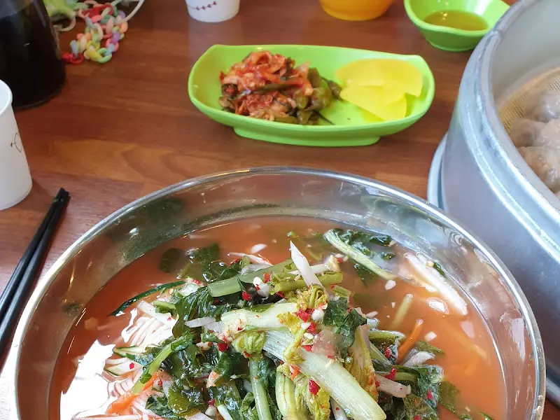 열무국수와 밑반찬이 놓인 테이블