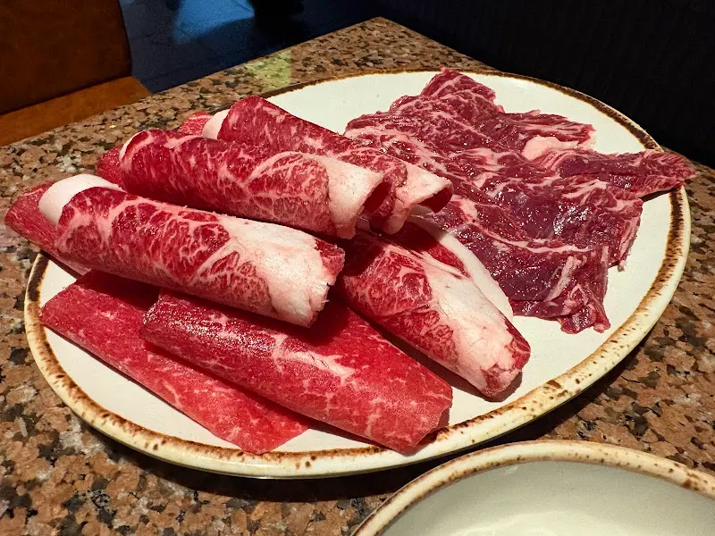 한상 가득 차려진 한우 로스구이