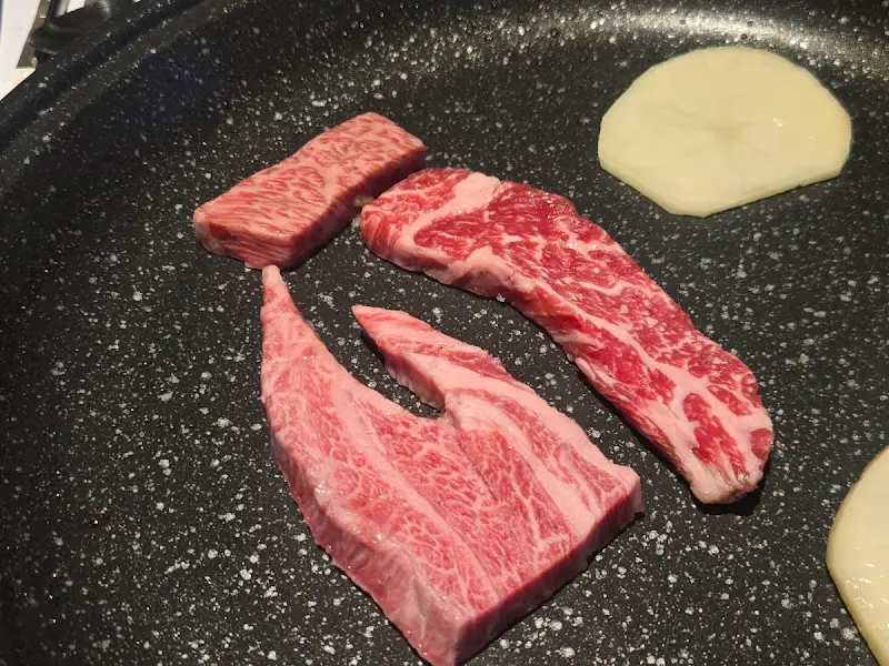 불판 위에서 익어가는 한우