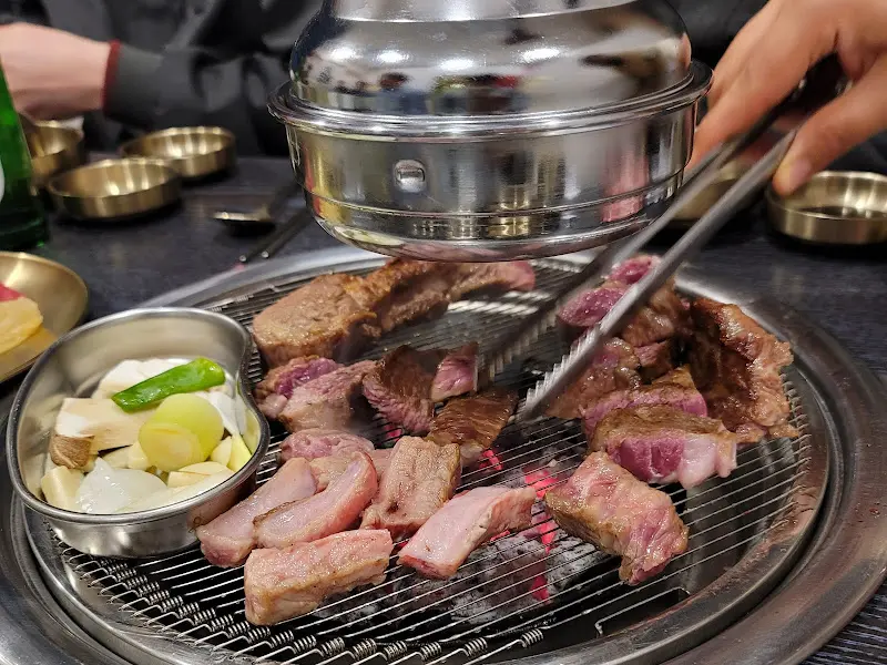 숯불 위에서 익어가는 양갈비