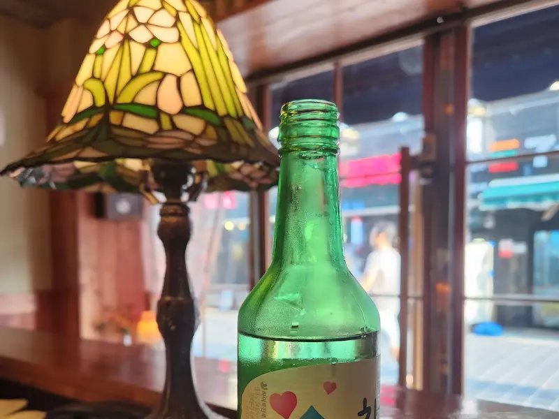 따뜻한 빛이 감도는 초이노미 내부