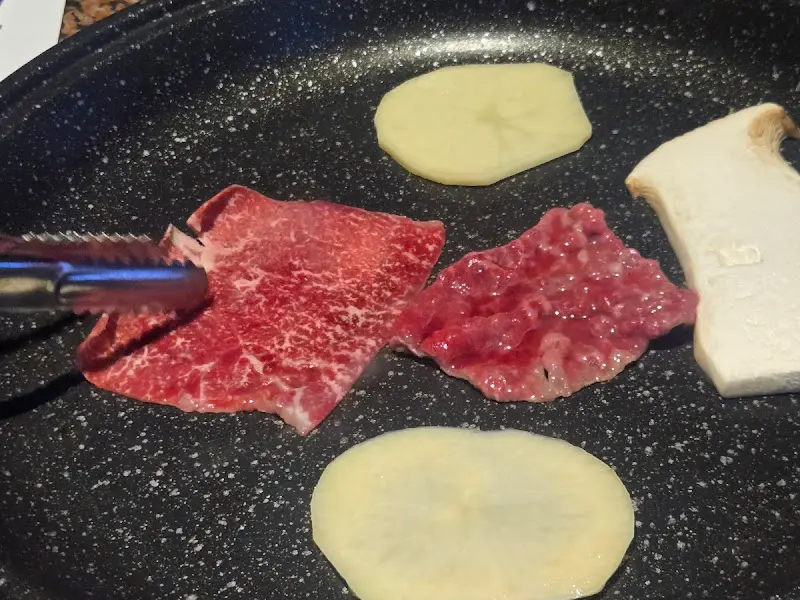 노릇노릇 구워진 한우 한 점