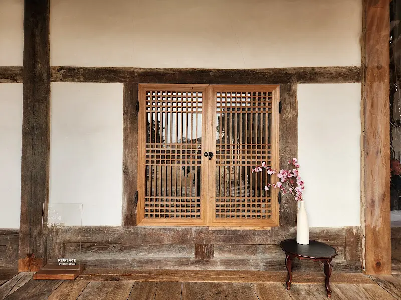 섬세한 격자무늬 창살 너머로 보이는 풍경