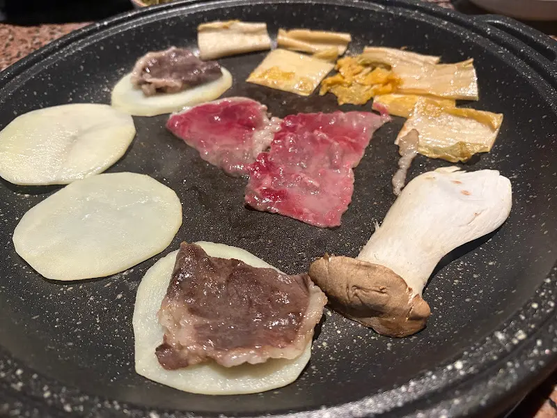 불판 가득 채운 고기와 гарнир