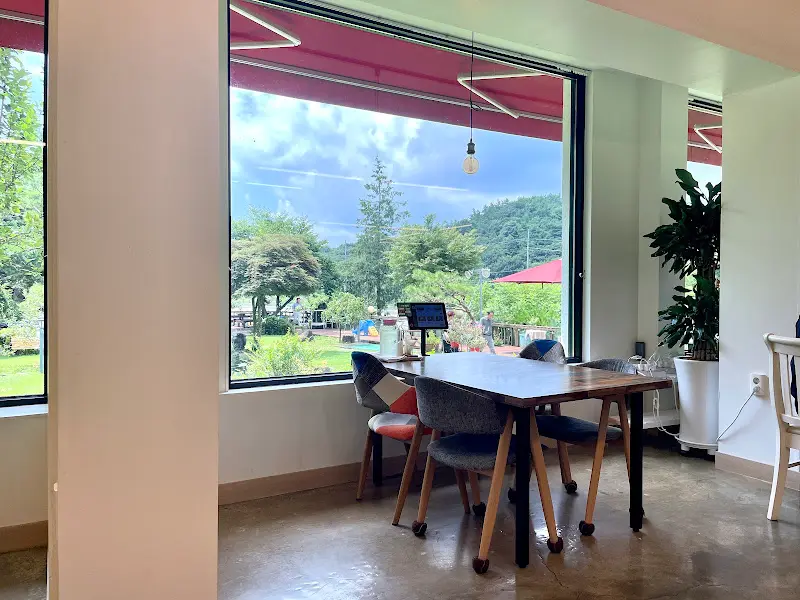 별장앤봄의 창밖 풍경