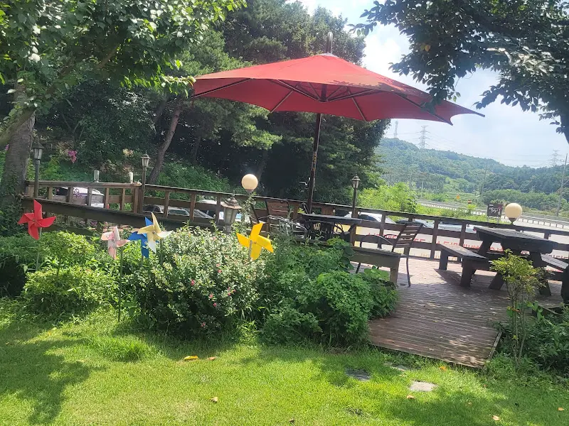 별장앤봄의 야외 테이블