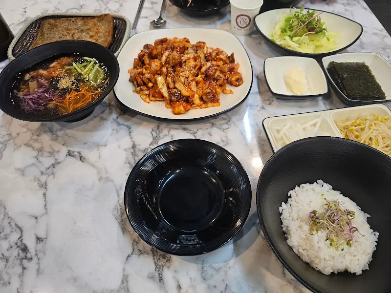 다양한 곁들임 메뉴와 함께 즐기는 쭈꾸미