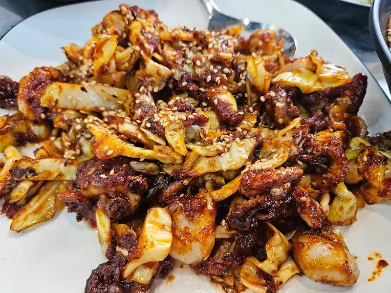 깨가 듬뿍 뿌려진 쭈꾸미 볶음