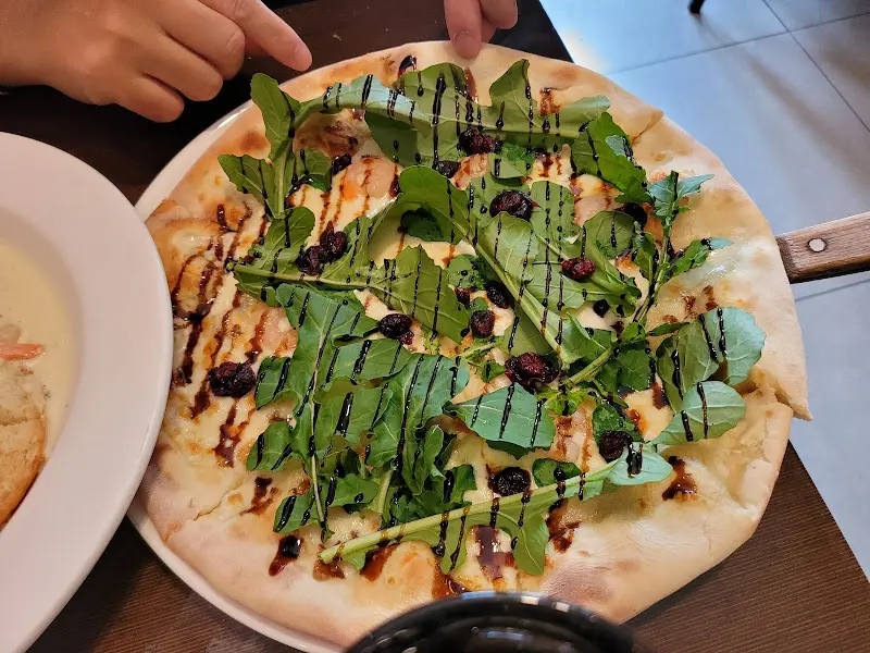 루꼴라가 듬뿍 올라간 피자