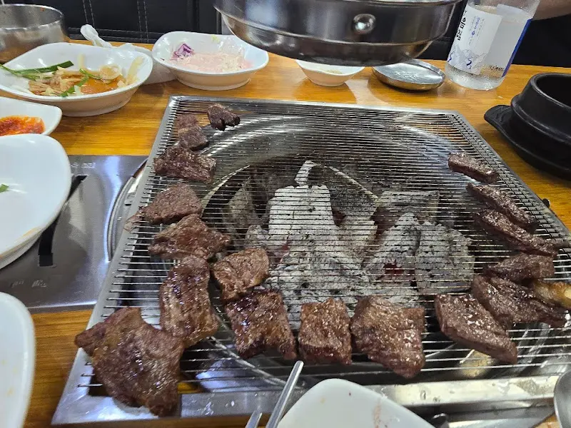 불판 위에서 익어가는 한우