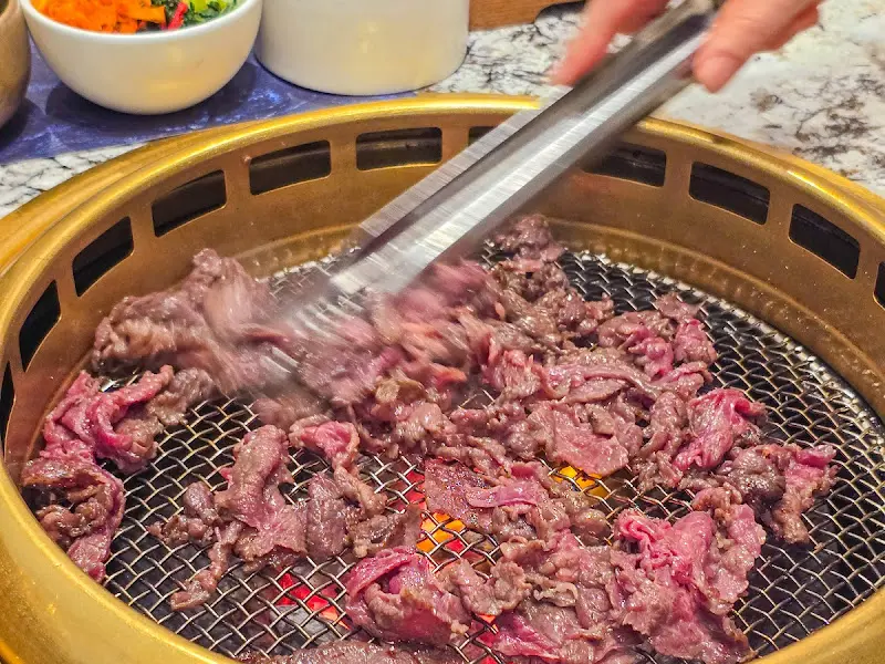 숯불 위에서 구워지는 한우