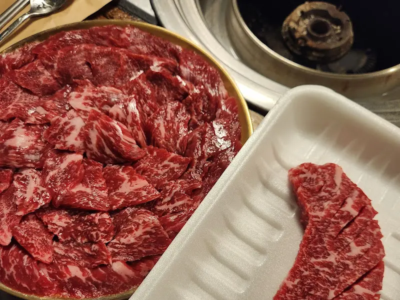 마블링이 예술인 스무고개의 한우 모듬