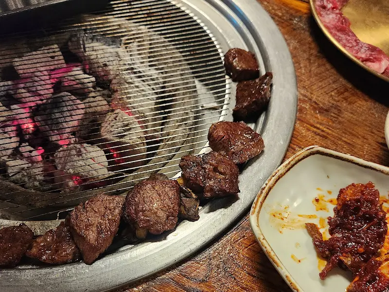 숯불 위에서 맛있게 익어가는 양념갈비