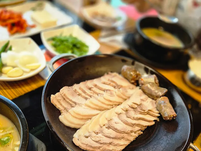 수육과 다양한 밑반찬