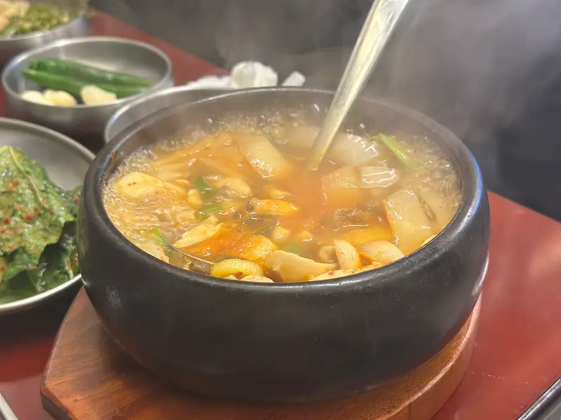 뚝배기에 담겨 나온 된장찌개