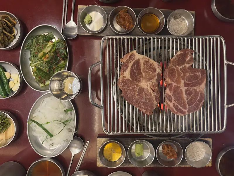 숯불 위에서 구워지는 소갈비