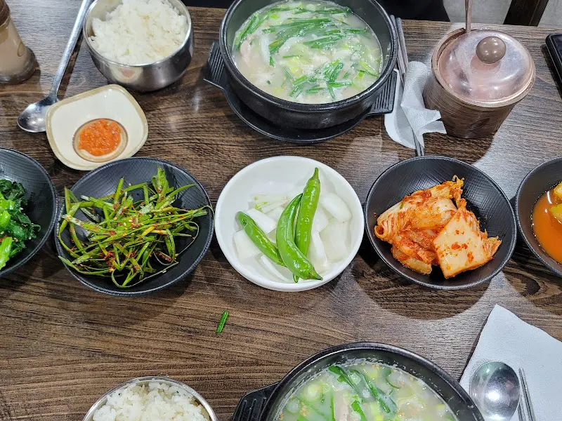 국밥과 밑반찬 전체샷