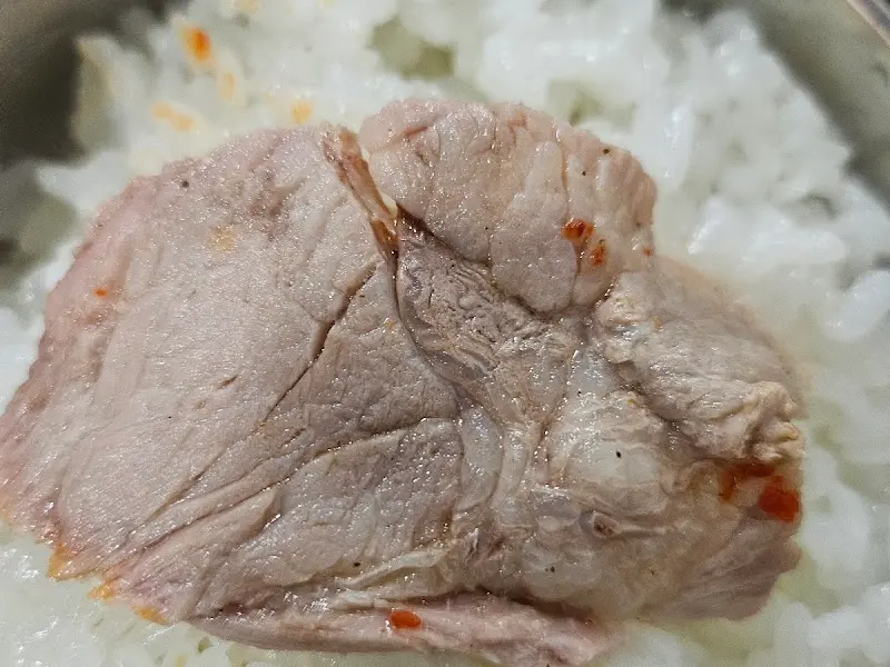 국밥 속 고기 클로즈업