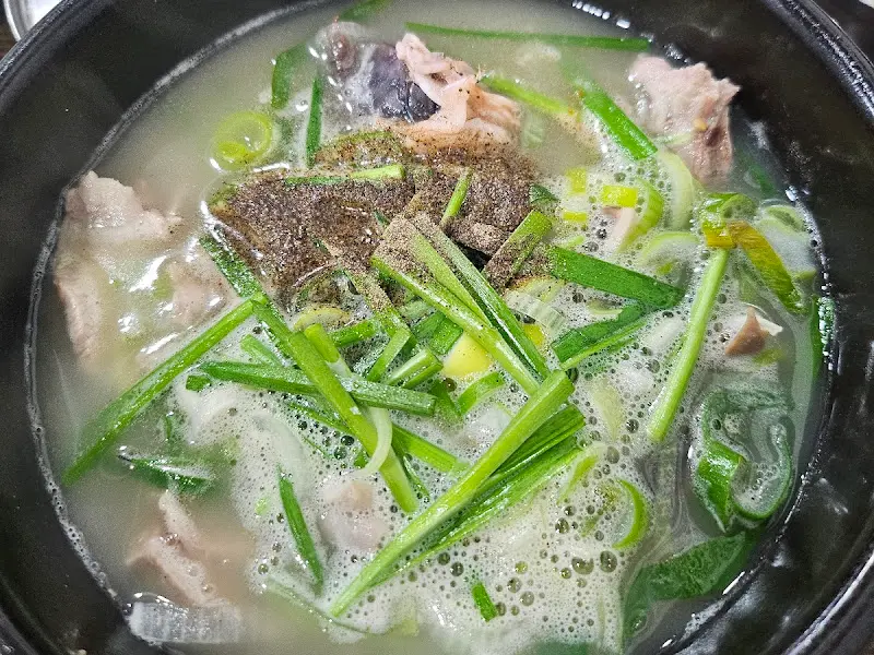 방아잎이 올려진 국밥