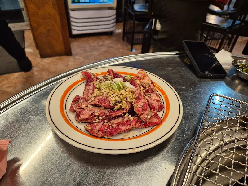 마늘이 듬뿍 뿌려진 마늘 갈비살