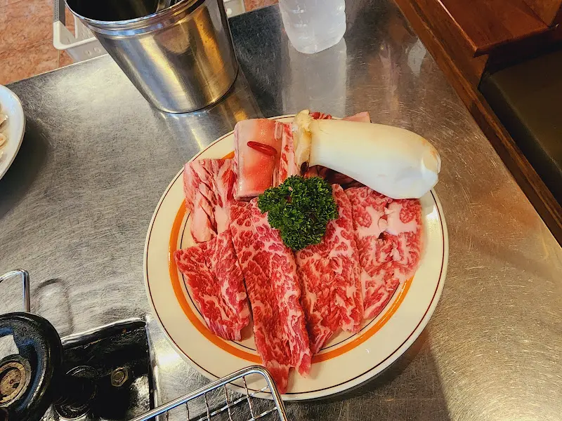 접시에 담긴 마늘 갈비살과 버섯