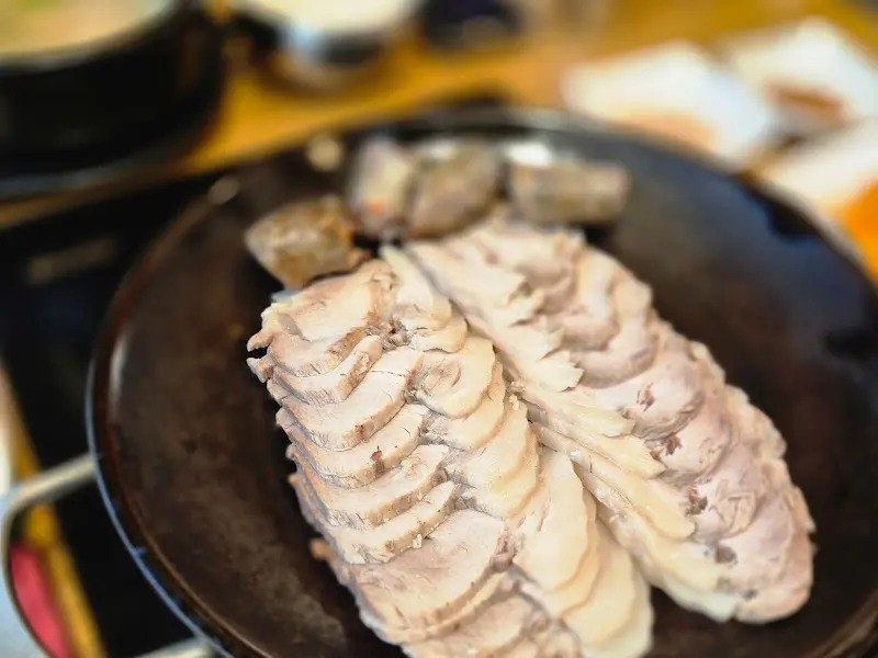 얇게 썰린 수육