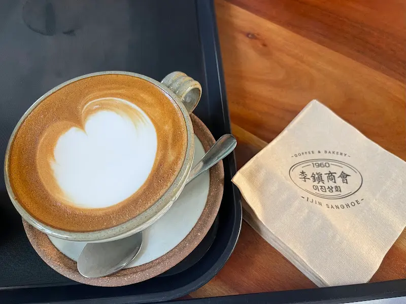 커피 위에 라떼 아트가 인상적이다.