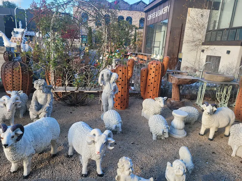 양, 천사 등 다양한 조각상이 놓여져 있는 정원