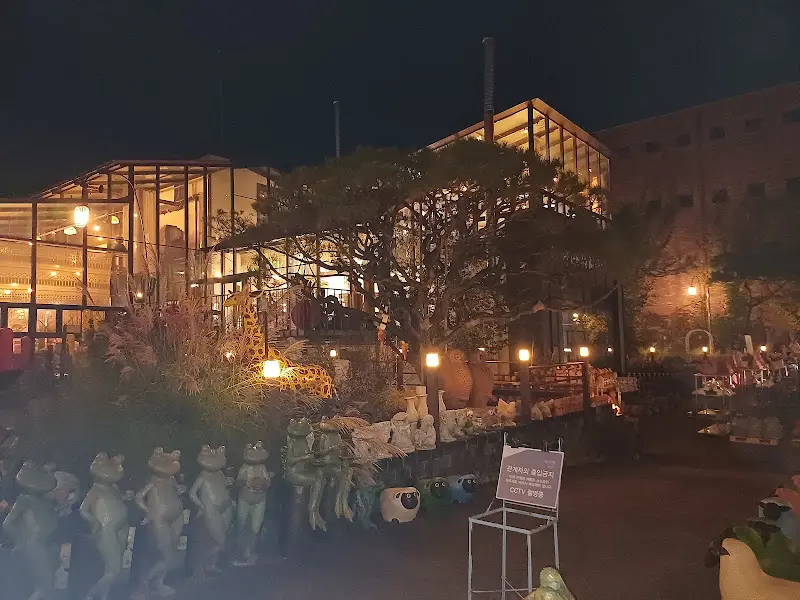 밤에 조명이 켜진 이진상회