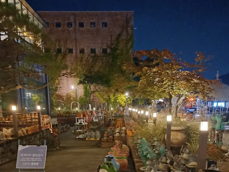 저녁에 조명이 켜진 이진상회의 정원