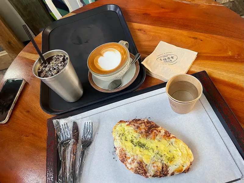 빵과 커피가 놓여진 테이블