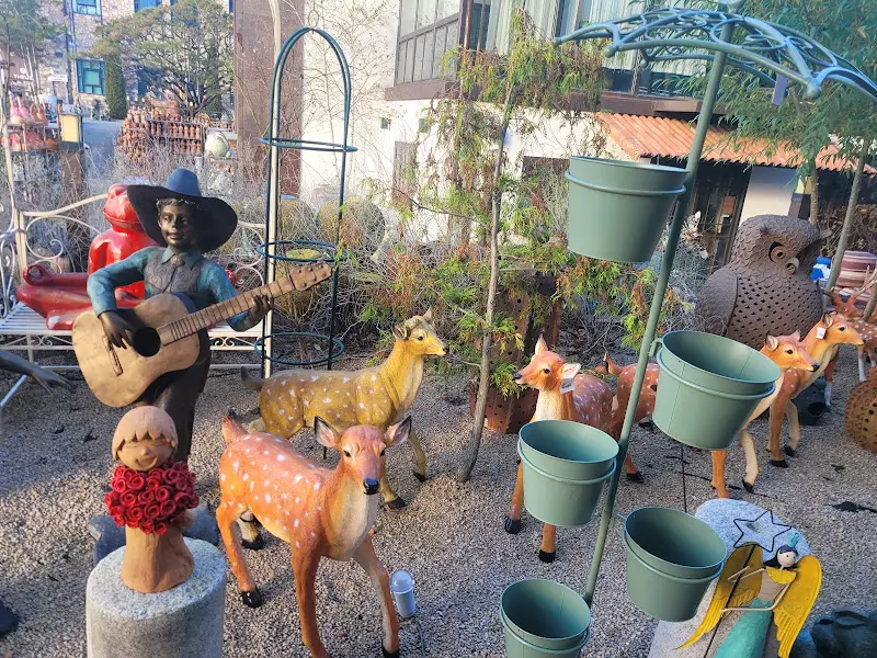 정원에 놓여진 다양한 조형물들