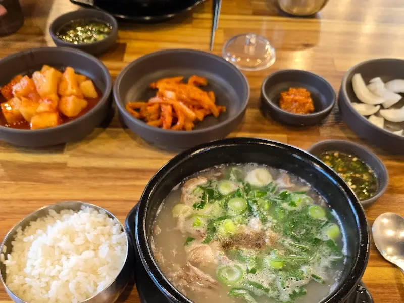 뽀얀 국물과 푸짐한 건더기가 인상적인 소머리국밥