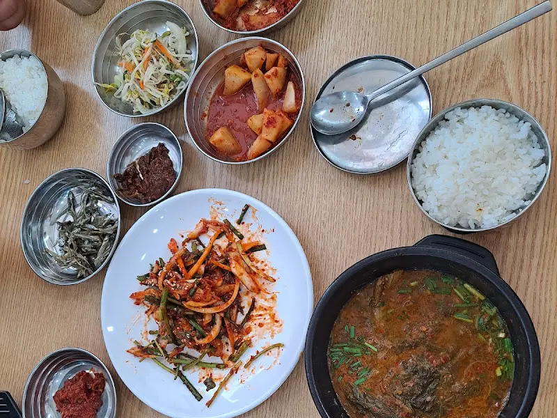 푸짐한 밑반찬과 짱뚱어탕 한 상