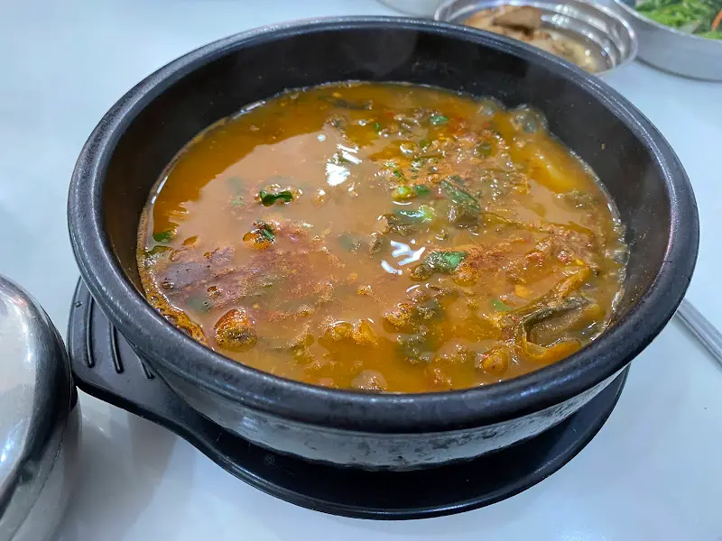 뜨거운 뚝배기에 담긴 짱뚱어탕