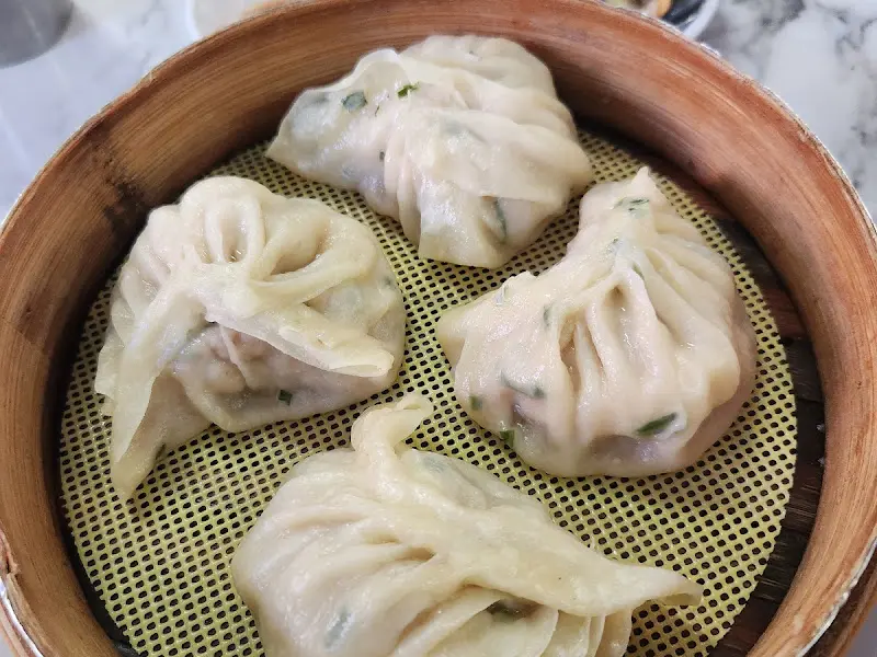 나무 찜기에 담긴 딤섬 만두