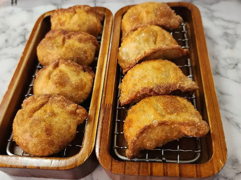 마라 소스가 곁들여진 마라 군만두