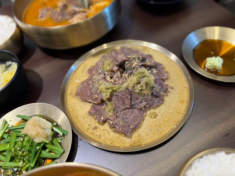 윤기가 흐르는 촉촉한 수육 한 접시