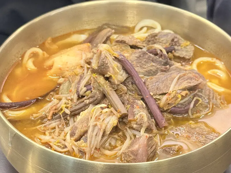 푸짐한 육개장 칼국수의 모습