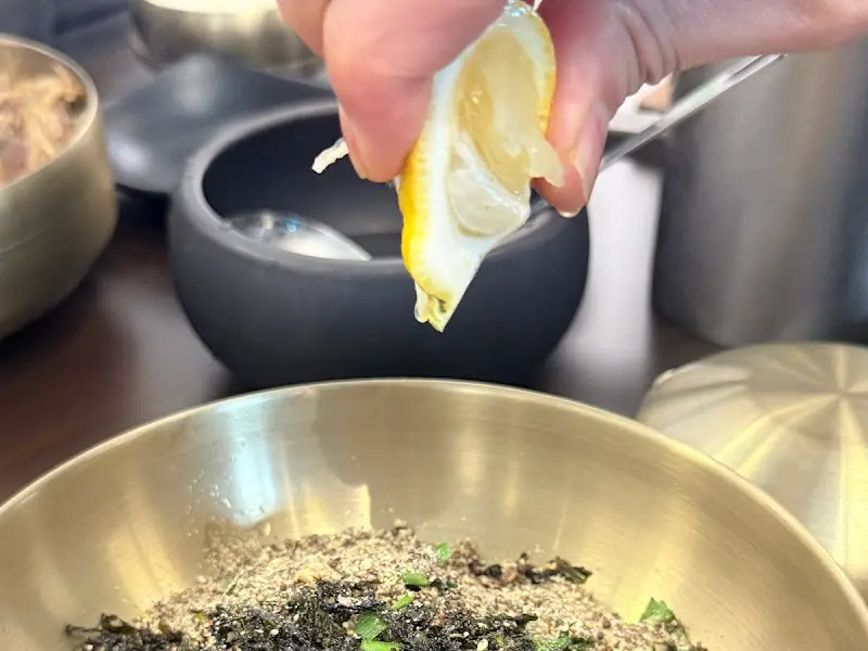 도토리 들기름 국수에 레몬즙을 살짝 뿌린 모습