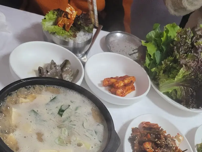 다채로운 밑반찬과 쌈 채소