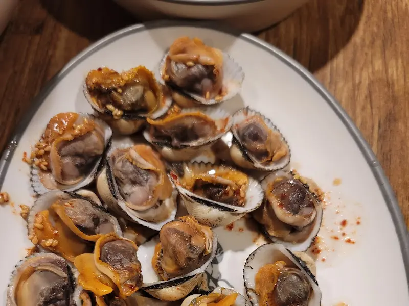 매콤한 양념이 올려진 꼬막