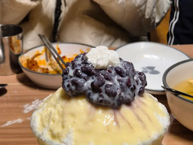 달콤한 팥과 떡이 올려진 눈꽃 밀크빙수