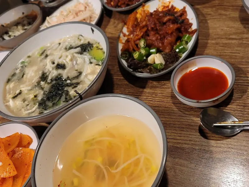 푸짐한 칼국수와 꼬막, 오돌뼈