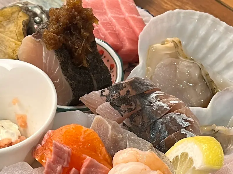 다양한 곁들임과 숙성회의 조화