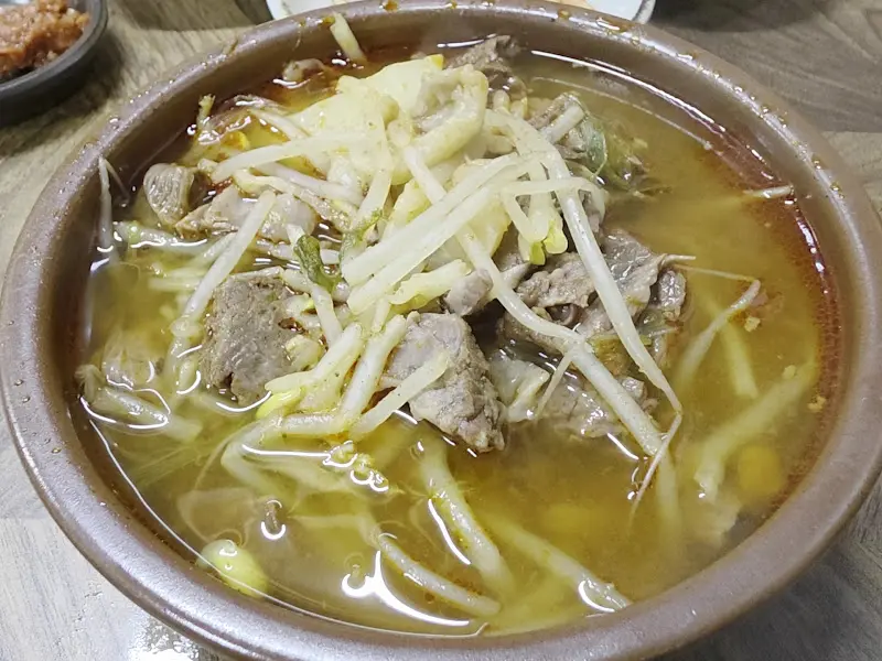 소고기국밥의 푸짐한 모습