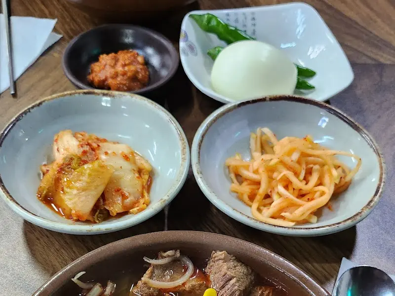 밑반찬과 함께 즐기는 국밥