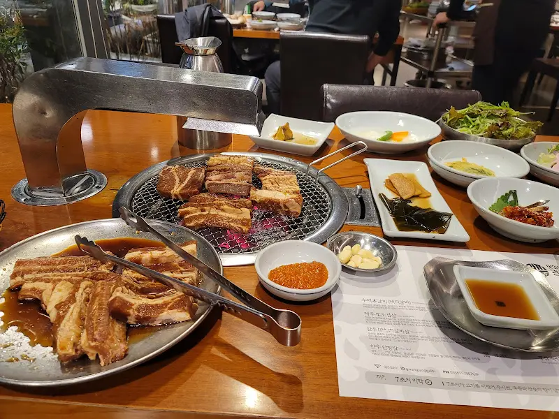 다양한 밑반찬과 숯불 구이